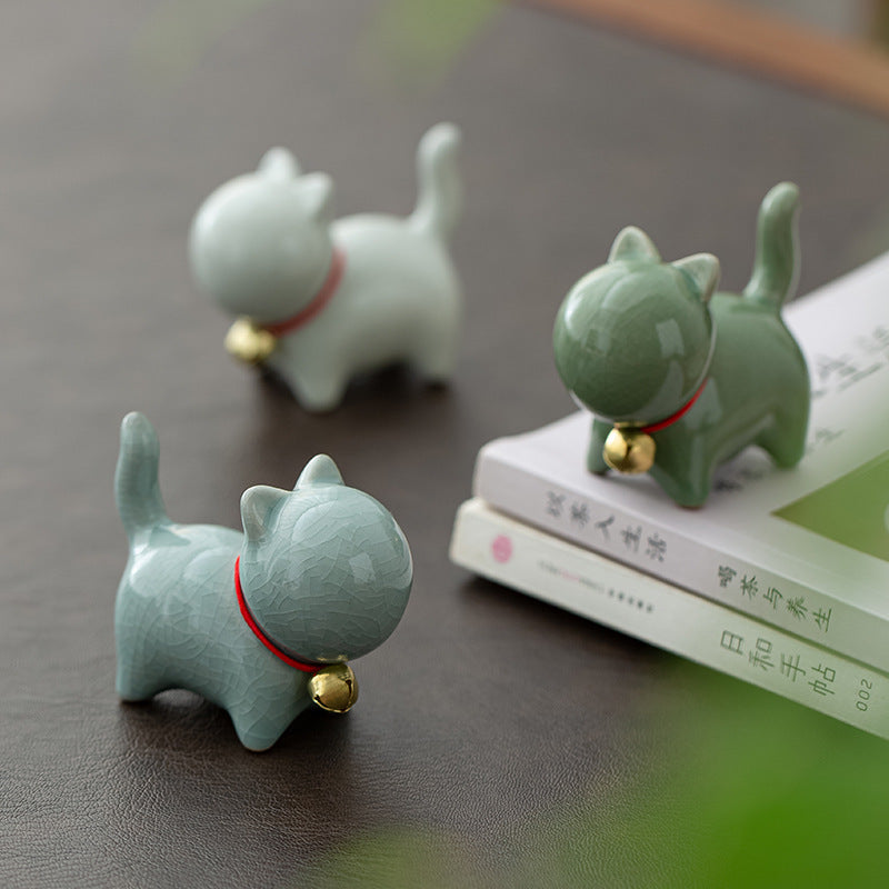 Cute Ceramic Cat Figurine with Miniature Animal Miniature Landscape, Indoor Desktop Decoration